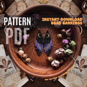Può includere: Un modello di download istantaneo per orecchini a perline. Gli orecchini sono lunghi e pendenti, con un design a mezzaluna e stelle in perline nere, viola e dorate. Il modello include un breve tutorial.  DOWNLOAD IMMEDIATO MODELLO DI ORECCHINI A PERLINE PDF