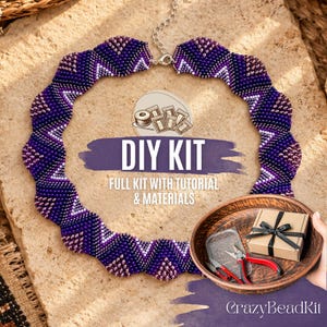 Może przedstawiać: Naszyjnik z koralików z falistym brzegiem i wzorem w jodełkę w kolorach fioletowym, białym i ciemnoniebieskim. Tekst głosi DIY KIT, FULL KIT WITH TUTORIAL & MATERIALS oraz CrazyBeadKit. Mała miseczka zawiera pudełko prezentowe, szczypce i tackę.
