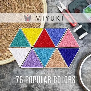 Puede incluir: Colección de cuentas Miyuki Delica de colores en recipientes triangulares. La imagen muestra una variedad de colores, incluyendo turquesa, amarillo, rojo, azul, rosa, blanco, morado, celeste y beige. El texto dice "76 COLORES POPULARES".