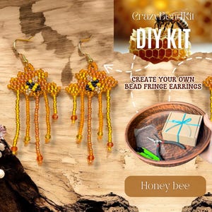 Puede incluir: Pendientes de flecos de cuentas hechos a mano en tonos amarillos y naranjas, con un diseño de abeja. Los pendientes forman parte de un kit de bricolaje, con el texto "Create your own bead fringe earrings". El kit incluye herramientas y materiales.