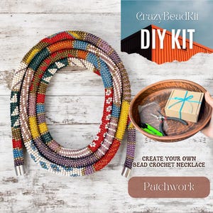 Könnte beinhalten: Ein farbenfrohes, gehäkeltes Perlenhalsband im Patchwork-Design. Die Halskette weist eine Vielzahl von Farben auf, darunter Rot, Gelb, Blau und Weiß. Das Bild enthält auch ein DIY-Kit mit Werkzeugen und Materialien, um eine ähnliche Halskette herzustellen.