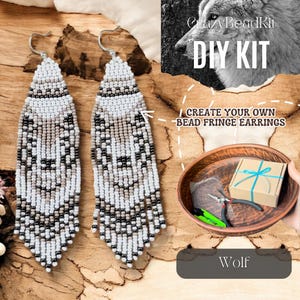 Puede incluir: Un par de pendientes de flecos de cuentas hechos a mano en blanco, negro y beige. Los pendientes tienen un diseño de lobo y forman parte de un kit de bricolaje. El kit incluye herramientas y materiales para crear los pendientes. El texto "DIY KIT" es visible.