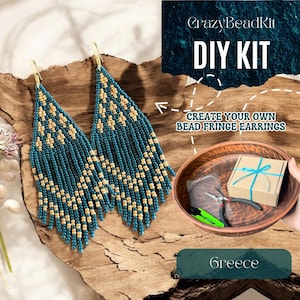 Puede incluir: Kit de bricolaje para crear tus propios pendientes de flecos de cuentas. El kit incluye cuentas de color verde azulado y doradas, ganchos para pendientes e instrucciones. Los pendientes terminados se muestran en la imagen.