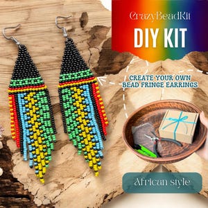 Puede incluir: Un par de pendientes de flecos de cuentas hechos a mano, de estilo africano. Los pendientes presentan una parte superior negra, con patrones geométricos verdes, amarillos, rojos y azules. La imagen también incluye un kit de bricolaje con el texto "CrazyBeadKit DIY KIT".
