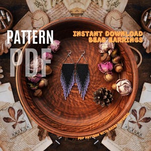 Puede incluir: Pendientes de cuentas negras con flecos lavanda, presentados en un cuenco de madera con flores secas y bellotas. La imagen incluye el texto "PATTERN PDF" y "INSTANT DOWNLOAD BEAD EARRINGS".