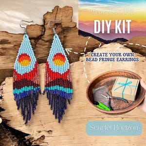 Puede incluir: Un par de pendientes de flecos con cuentas en azul, rojo y amarillo. Son parte de un kit de bricolaje, con el texto "CrazyBeadKit DIY KIT" y "Create your own bead fringe earrings". El kit incluye herramientas y materiales.