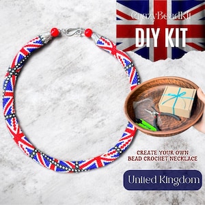 以下が含まれることがあります： ユニオンジャックのデザインのビーズクロシェネックレスを作るためのDIYキット。キットにはビーズ、糸、説明書が含まれています。あなた自身のビーズクロシェネックレスを作りましょう。イギリス。