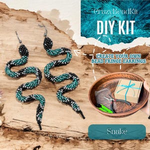 Puede incluir: Kit de bricolaje para crear tus propios pendientes de flecos de serpiente con cuentas. El kit incluye cuentas, hilo y herramientas. Los pendientes son negros, plateados y azul verdoso.