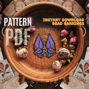 Puede incluir: Un patrón de descarga instantánea para pendientes de cuentas con forma de mariposa. Los pendientes son morados, negros y blancos. El patrón incluye un breve tutorial. "Descarga instantánea Pendientes de cuentas" y "Patrón PDF con breve tutorial" están escritos en la imagen.