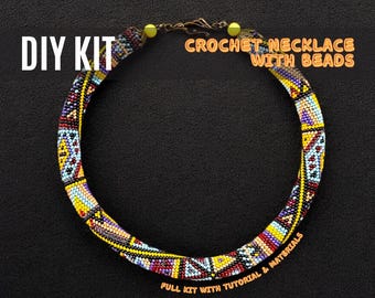 Kit de collar de crochet DIY: cuerda de cuentas con estampado étnico en colores brillantes. Kit completo para hacer joyas con tutorial y todos los materiales.