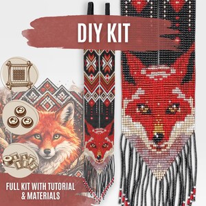 Könnte beinhalten: Ein DIY-Set für eine Perlenkette mit Fuchsmotiv. Das Set enthält einen Webrahmen, Perlen und Faden. Die fertige Kette ist ein langes, spitz zulaufendes Anhängerdesign mit einem rot-schwarz-weißen Fuchskopfmuster und schwarzen Fransenquasten.