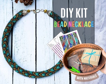 Kit de collar de cuentas de crochet para hacer tú mismo, diseño de reptil en turquesa y dorado, con cuerda.