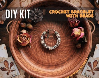 Kit para hacer pulseras de ganchillo con cuentas, pulsera boho geométrica en tonos beige y marrón.