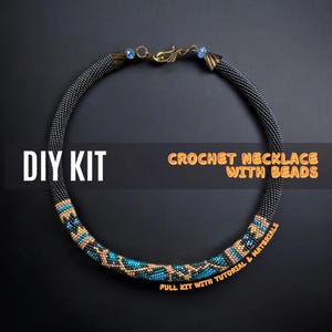 Może przedstawiać: Zestaw DIY do wykonania naszyjnika na szydełku z koralikami. Naszyjnik jest czarny z niebieskim, pomarańczowym i złotym wzorem. Zestaw zawiera wszystkie materiały i instrukcję.