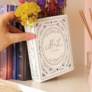 Benutzerdefinierte Paar Initialen Vase, personalisierte Büchervase, Bücherregal Dekor, Leseraum Blumentopf, Keramik Buch Blumenvase, Toile De Jouy Dekor