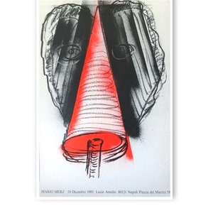 Könnte beinhalten: Abstrakter Kunstdruck mit einem schwarz-roten Design auf weißem Hintergrund. Das Kunstwerk zeigt eine Kegelform und zwei stilisierte Gesichter. Der Text "MARIO MERZ 19 Dicembre 1981 Lucio Amelio 80121 Napoli Piazza dei Martiri 58" ist unten aufgedruckt.