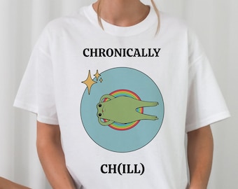 Kroniskt sjuk | Unisex bomulls-T-shirt | Roligt citat | Unik T-shirt | Grodtröja | Fånig topp | Rolig grodtecknad film | Udda T-shirt