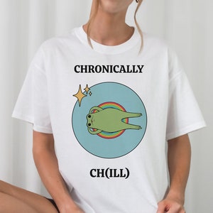 Ch(malade) chronique | T-shirt en coton unisexe | Citation drôle | T-shirt unique | chemise grenouille | Haut ridicule | Bande dessinée drôle de grenouille | T-shirt original