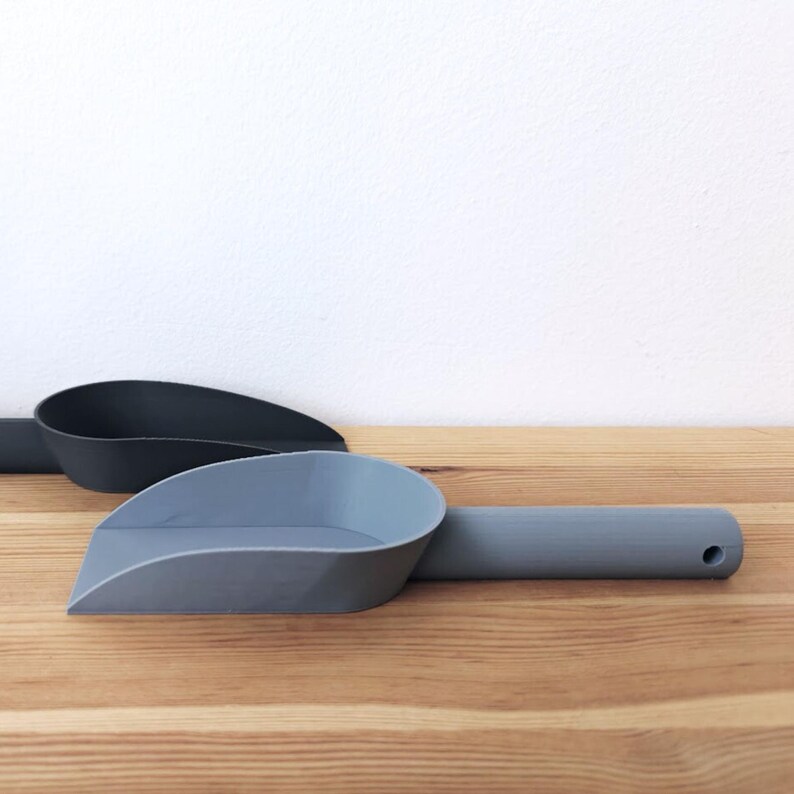 Two repotting scoops in different sizes