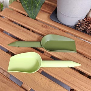 Side view of gardening scoop set with dibbler