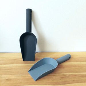 Two repotting scoops in different sizes