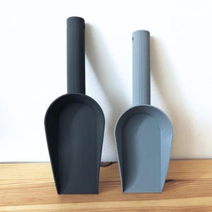 Two repotting scoops in different sizes