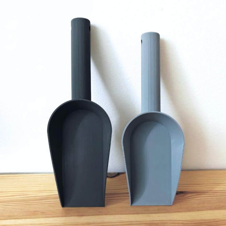 Two repotting scoops in different sizes