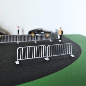 Barricadas miniatura para control de multitudes, mini barreras de acero galvanizado a escala 1/64 con base plana, juego de 5 vallas para diorama, impresión 3D