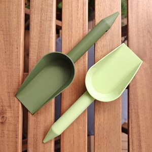 Top view of gardening scoop set with dibbler