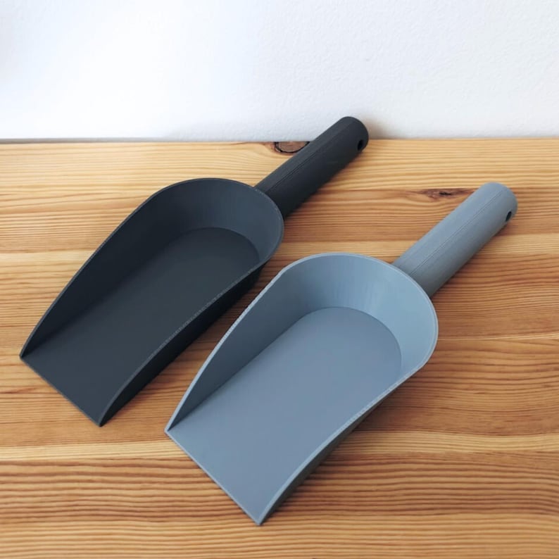 Two repotting scoops in different sizes