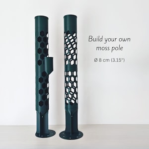 Puede incluir: Dos estructuras cilíndricas de color verde oscuro para tutor de musgo con patrón hexagonal recortado y base circular. El texto dice: Build your own moss pole, Ø 8 cm (3,15 pulgadas). Un tutor incluye un recipiente lateral acoplado.