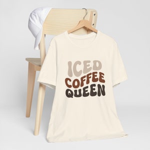 CLOTH & CROSS Iced Coffee Queen Tシャツ