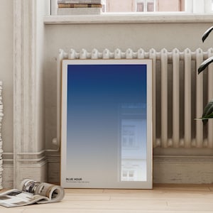 Blaue Stunde Minimalist Art, Indigo Himmel Farbverlaufsdruck, beruhigendes Wanddekor, Serene Blue Ombre Poster, ruhiges Wohndekor, Farbverlaufswandkunst