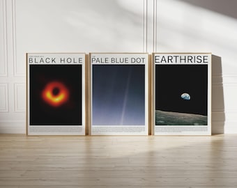 Pode incluir: Três cartazes emoldurados com imagens de temática espacial. O primeiro cartaz mostra a primeira imagem de um buraco negro, o segundo cartaz mostra um ponto azul pálido, e o terceiro cartaz mostra o nascer da Terra sobre a lua.