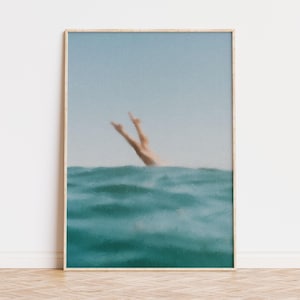 Decoración de pared con tema de buceo en el océano, impresión minimalista de natación, obra de arte con ambiente veraniego, impresión artística de agua azul serena, pintura costera, arte oceánico elegante