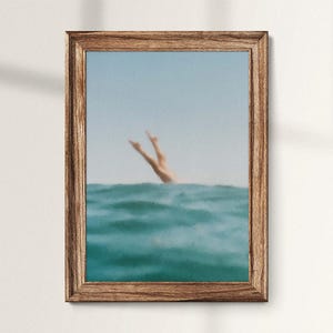 Decoración de pared con tema de buceo en el océano, impresión minimalista de natación, obra de arte con vibraciones de verano, impresión artística de agua azul serena, pintura costera, descarga digital