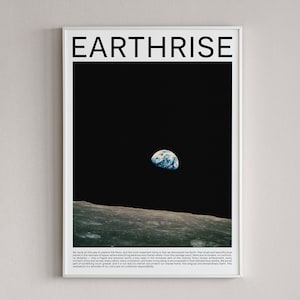 Pode incluir: Uma fotografia a preto e branco da Terra a nascer sobre o horizonte lunar. A imagem é enquadrada com uma moldura branca e o texto "EARTHRISE" está impresso a preto no topo. O texto abaixo da imagem diz: "Viemos até aqui para explorar a Lua, e o mais importante é que descobrimos a Terra." Este pequeno e belo planeta azul na imensidão do espaço, onde tudo o que conhecemos e apreciamos existe, deste ponto de vista, não há fronteiras, não há conflitos, apenas um mundo frágil e precioso, um pequeno oásis de vida na imensa escuridão do cosmos. Cada assentamento humano, cada momento de alegria e tristeza, cada nação, cada civilização e cada ser vivo estão englobados dentro dessa delicada esfera azul. Todos somos parte de algo muito maior, e é nosso dever apreciar e proteger nosso lar compartilhado, esta Terra singular e extraordinária. Essa realização é um lembrete de nossa unidade e nossa responsabilidade coletiva.