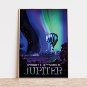 Può includere: Un poster con uno sfondo di aurora boreale blu e verde. Il testo "EXPERIENCE THE MIGHTY AURORAS OF JUPITER" è in fondo al poster. Ci sono diversi palloni aerostatici nel cielo.