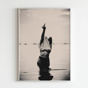 Poster "Dito Medio", Arte Femminile, Fotografia di Donna Lunatica, Stile Pellicola a Grana Grezza, Arte Fotocopia Vintage, Arte Emancipatrice Audace, Arredamento per la Casa