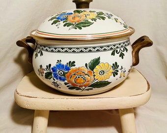 Vintage ASTA Enamelware Dutch oven with brass handles