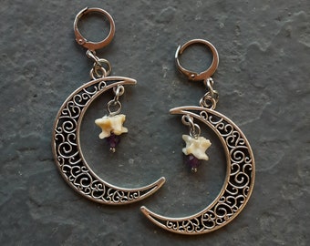 Boucles d'oreilles tunnel, Croissant de lune et améthyste, Os de vertèbre de serpent, Cintres d'oreilles en pierres précieuses, Os éthiques, Bijoux païens