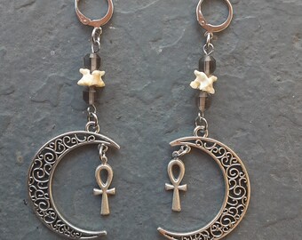 Boucles d'oreilles adaptées aux tunnels, Croissant de lune, Quartz fumé, Os de vertèbre de serpent, Cintres d'oreilles en pierres précieuses, Os éthiques, Bijoux Ankh