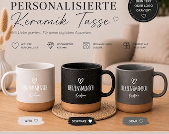 Op de afbeelding: Drie keramische mokken in wit, zwart en grijs, elk met een bruine basis. De mokken hebben de tekst "HERZENSMENSCH Kristina" erop gedrukt. De afbeelding bevat de tekst "PERSONALISIERTE Keramik Tasse". Elke mok bevat ongeveer 300 ml.