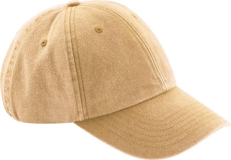 Op de afbeelding: Een effen beige baseballpet met een constructie van zes panelen, voorzien van een gebogen klep, gestikte oogjes op elk paneel en een knoop aan de bovenzijde. De stof heeft een zachte, licht verweerde textuur in een egale kleur.