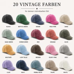 Op de afbeelding: Een collectie van 20 baseballpetten in diverse kleuren, waaronder zwart, flessengroen, denim, echt roze, zand, saliegroen, korenbloemblauw, rood, oranje, olijf, mosterdgeel, lichtblauw, bruin, oudroze, grijs, lila, marineblauw, kiezelblauw, taupe en wit.