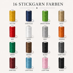 Op de afbeelding: Een collectie van 16 klossen borduurgaren gerangschikt in een raster, gelabeld 16 STICKGARN FARBEN. De kleuren zijn geel, donkerblauw, grasgroen, goud, rood, wit, grijs, oranje, groen, bruin, zwart, donkergrijs, donkerrood, lichtblauw, lichtroze en zwart.