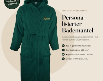 May include: A dark green hooded bathrobe featuring long sleeves, a tie belt, and two front pockets. The name Laura is embroidered in gold script on the left chest. Text on the image includes Personalisiertes Bademantel.