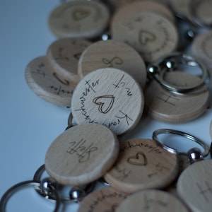 Personalized wooden keychain – Engraved with your desired text/logo | Gift idea for men & women | Natural material | Custom keychain