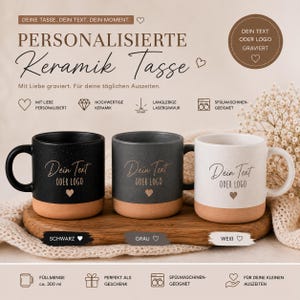 Op de afbeelding: Drie keramische mokken in zwart, grijs en wit, elk met een bruine basis en een handvat. De mokken hebben de tekst "Dein Text ODER LOGO" en een hartsymbool. De afbeelding bevat ook de tekst "PERSONALISIERTE Keramik Tasse".