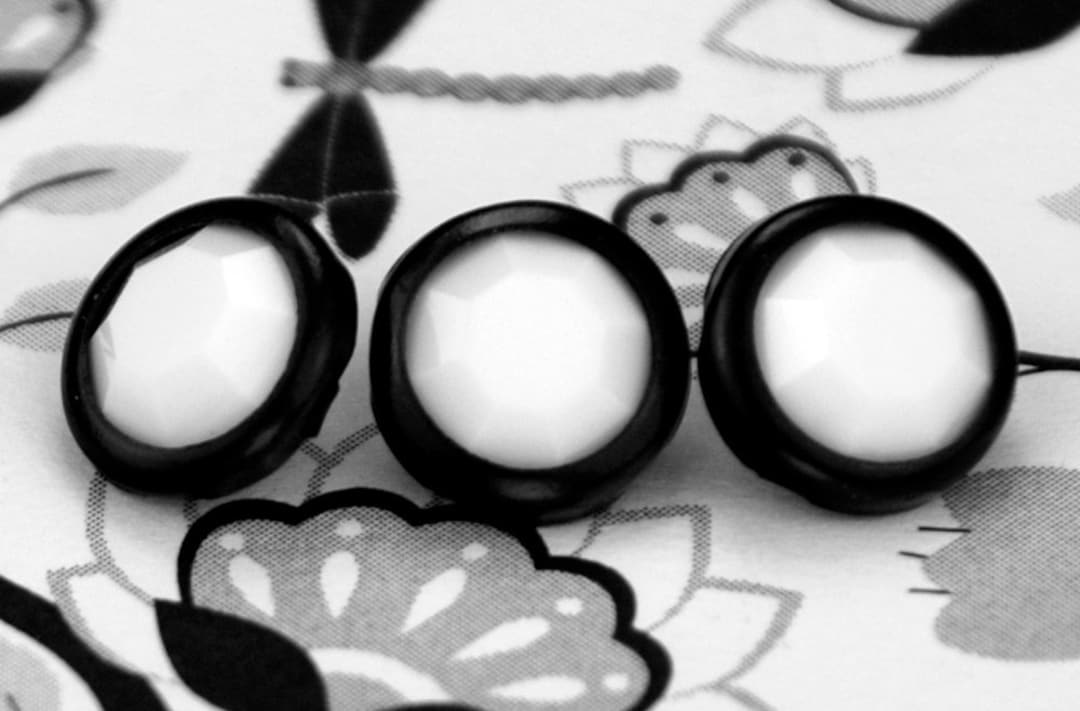 10 Chalk White Crystal Hair Snaps Round Black Rim Edition Etsy España